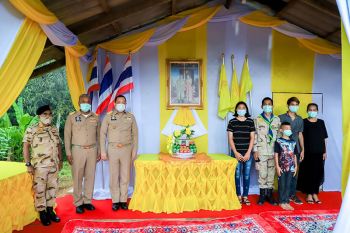 \'ร.10\'พระราชทานตะกร้าสิ่งของแก่ญาติ อส.ทพ.เหยื่อโจรใต้ซุ่มยิง