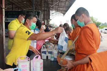 กาฬสินธุ์เดินสายทำบุญ ถวายหน้ากากอนามัย-เจลแอลกอฮอล์ แก่พระสงฆ์ป้องกันโควิด