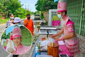 พระเอกลิเกยุคโควิด! รูปหล่อใจบุญ หันมาขายหมูปิ้ง แต่แจกฟรีผู้ยากไร้ (ชมคลิป)