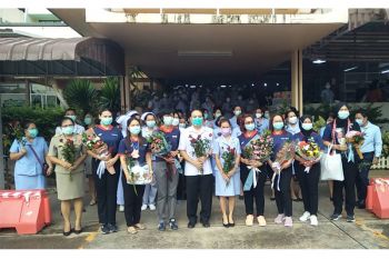 ปรบมือดังๆ! รพ.กระบี่ส่งนักรบชุดขาวดูแลผู้ป่วยโควิดโรงพยาบาลสนามบุษราคัม