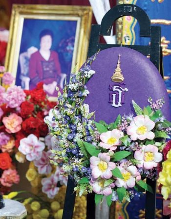 สำนึกในพระมหากรุณาธิคุณ กรมสมเด็จพระเทพรัตนราชสุดาฯ สยามบรมราชกุมารี  พระราชทานพวงมาลาวางหน้าหีบศพ และพระราชทานดินส่วนพระองค์ในการฝังศพ