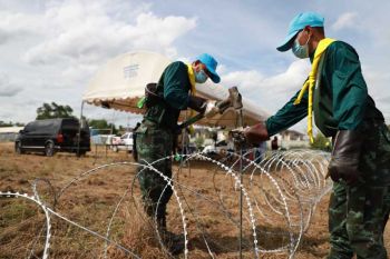 ขึงแนวรั้วลวดหนามกั้นเขต‘รพ.สนาม-แคมป์คนงานอยุธยา’