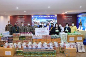 คณะผู้เข้ารับการอบรมหลักสูตร‘วพน.12’มอบสิ่งของผ่าน ตม. แจกจ่ายปชช.เดือดร้อนโควิด