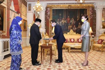 \'ในหลวง-พระราชินี\'พระราชทานพระบรมราชวโรกาสให้ทูตเฝ้าฯ กราบบังคมทูลลา