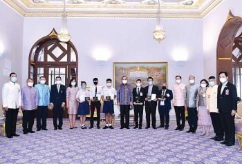 นายกรัฐมนตรี มอบโล่รางวัล ประกวดภาพถ่าย  โครงการศิลปินร่วมสมัย สู้ภัยโควิด ด้วยจิตสำนึก #2