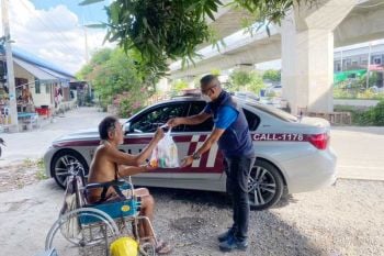 ‘ตม.ปทุมธานี’แจกสิ่งของชาวบ้าน ‘ปันน้ำใจ สู้ภัยโควิด’สนองนโยบาย ผบช.สตม.