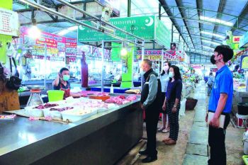 ตลาดสดซบเซา ดัมพ์ราคาช่วยลูกค้า พาณิชย์ให้กำลังใจ