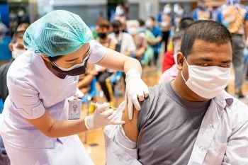 ราชวิทยาลัยจุฬาภรณ์ ฉีดวัคซีน ‘ซิโนฟาร์ม’ แก่กลุ่มเปราะบาง ถวายเป็นพระกุศล