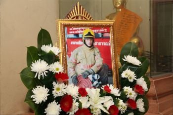‘ในหลวง’พระราชทานพวงมาลาหลวงแก่อาสาสมัครดับเพลิง เสียชีวิตเหตุไฟไหม้โรงงานหมิงตี้