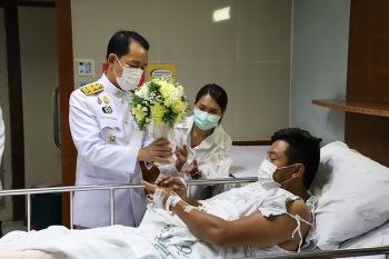\'ร.10\'พระราชทานดอกไม้-ตะกร้าสิ่งของ แก่จนท.บาดเจ็บเหตุปะทะผู้ก่อการร้าย จ.ปัตตานี