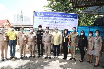 สกู๊ปพิเศษ : เลขาธิการ สปส. ลุยแคมป์ย่านอรุณอมรินทร์  มอบเงินประกันสังคมเยียวยาว่างงานสุดวิสัย  งวดแรกแก่คนงาน 50% ของค่าจ้างบรรเทาพิษโควิด