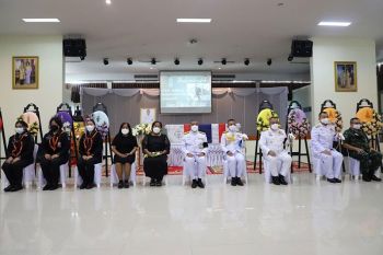 \'ในหลวง\'พระราชทานพวงมาลาหลวง วางหน้าหีบศพตำรวจเสียชีวิต จ.สงขลา