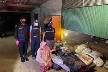 จนท.บุกค้นบ้านยึดยาไอซ์9กระสอบซุกใต้ถุนบ้าน