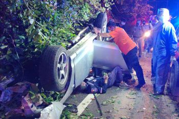 สาวขับเก๋งเสียหลักชนเสาไฟแสงสว่างริมทาง กู้ภัยรุดช่วยเหลือ