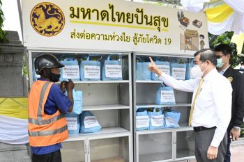 \'นิพนธ์\'ปันสุขมาแล้ว! เติมของอุปโภค-บริโภคใส่ตู้ส่งต่อความห่วงใย