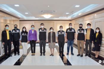 ‘เอนก’ ลงพื้นที่ฝั่งธนฯ ให้กำลังใจเจ้าหน้าที่ปฏิบัติงานฉีดวัคซีน ‘U2T-CCRT’
