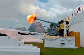 กองทัพเรือยิงสลุตหลวงเฉลิมพระเกียรติ \'พระบาทสมเด็จพระเจ้าอยู่หัว\'