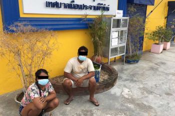 สองผัวเมียนั่งรอรับอาหารกล่องหน้า‘ตู้ปันสุข’โรงจำนำประจวบฯ