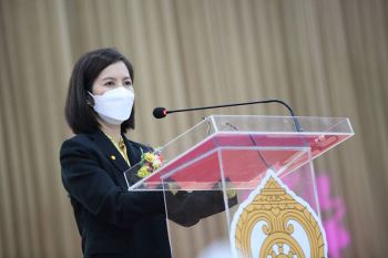 \'ตรีนุช\'ตรวจเยี่ยมพร้อมมอบนวัตกรรมเครื่องพ่นน้ำยาฆ่าเชื้อโควิด-19