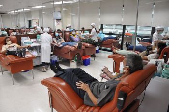 ประชาชนร่วมบริจาคโลหิต เฉลิมพระเกียรติฯ เนื่องในวันแม่แห่งชาติ