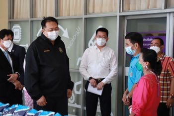 \'สุชาติ\'มอบเครื่องอุปโภคบริโภคแก่ชุมชนดินแดง บรรเทาความเดือดร้อนสู้ภัยโควิด