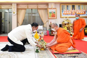 ‘อนุชา’ถวายเครื่องสักการะเทศกาลวันเข้าพรรษาปี64เยี่ยมศูนย์พักคอย