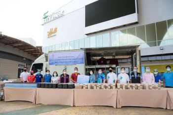 ครัวเคลื่อนที่โครงการน้ำพระทัยพระราชทาน  มอบอาหารแก่บุคลากรทางการแพทย์และผู้ฉีดวัคซีน