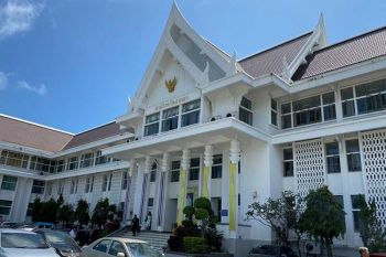 ยกฟ้องจำเลยที่ 1 คุมขังระหว่างฎีกาจำเลยที่ 2-7 ยืนตามศาลชั้นต้น คดีจ้างวานฆ่า ผอ.กองช่าง