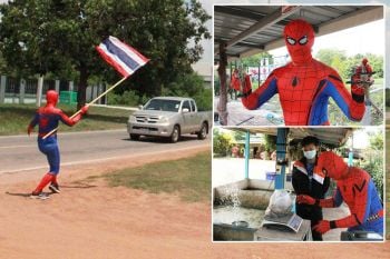 ฮือฮา! หนุ่มสไปเดอร์แมนยืนโบกธง ขายกุ้ง-ปลานิล ริมถนนเข้าเขื่อนลำปาว
