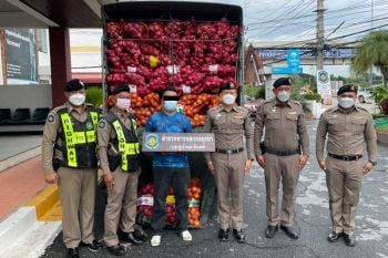 ตำรวจทางหลวง-พาณิชย์ปทุมฯ จับกระบะขนหอมหัวใหญ่ไม่มีใบอนุญาต