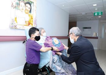 สมเด็จเจ้าฟ้าพัชรกิติยาภาฯ เสด็จพร้อมด้วย กรมหมื่นสุทธนารีนาถพระราชทาน ‘ถุงน้ำใจพึ่งพา’ สำหรับผู้ป่วยโควิดกักตัวที่บ้าน