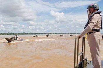 \'บิ๊กอุ้ย\' ตรวจเยี่ยมกำลังพลหน่วยเรือรักษาความสงบตามลำแม่น้ำโขง