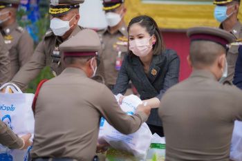 ปชป.เรียกศรัทธาคนกรุงคืน! \'ตั๊น จิตภัสร์\'ลุยกรุงเทพตะวันออก มอบถุงยังชีพ