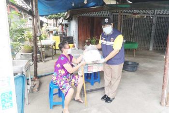 ‘ตม.1’สนองนโยบาย ผบ.ตร.-ผบช.สตม. มอบถุงยังชีพช่วยปชช.สู้ภัยโควิด