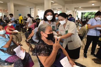 มุกดาหารฉีดวัคซีนพระราชทาน ‘ซิโนฟาร์ม’ แก่ประชาชนกลุ่มเปราะบาง