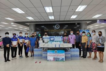 \'ดร.คฑา\'ตัวแทนองค์กรคนดีทำดี  มอบชุดพีพีอี แอนติเจนเทสคิท น้ำดื่มให้ รพ.สมเด็จพระเจ้าตากสินมหาราช