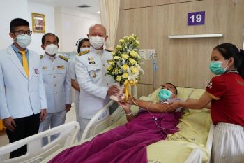 \'ในหลวง\'พระราชทานดอกไม้ ตะกร้าสิ่งของแก่จนท.บาดเจ็บ จ.ยะลา