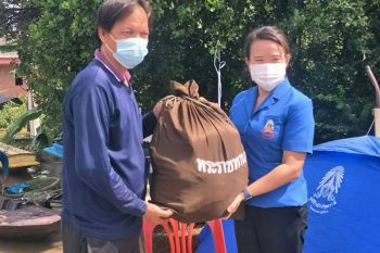 \'ร.10\'พระราชทานเครื่องอุปโภคบริโภคแก่ผู้ประสบอุทกภัย จ.อ่างทอง
