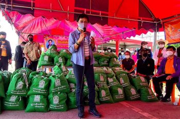 \'คุณหญิงกัลยา\'ควงพิเชฐ-สมชัย ลงพื้นที่บ้านลำเชิงไกร ช่วยผู้ประสบภัยน้ำท่วม
