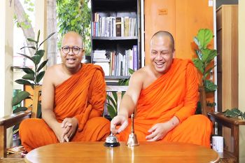 เปิดกุฎิพาชมห้องไลฟ์สด เฮฮาไปกับ 2 พส. ตอบปัญหาคาใจเหล่า FC คนดังในสไตล์ธรรมะบันเทิง