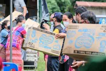 ‘มูลนิธิมังกรฟ้า’มอบสิ่งของช่วยเหลือหมู่บ้านป่าผาก สุพรรณบุรี กรณีภัยพิบัติจากพายุหนัก