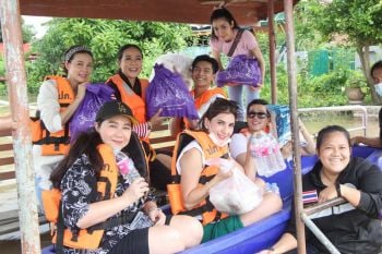 ‘กบ-ปภัสรา’ ชวน ‘ โหน-ธนากร’ และ ‘นุ๊ก-สุทธิดา’ ลุยน้ำท่วมมอบถุงยังชีพพี่น้องชาวปทุมธานี