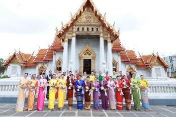 30 สาวงาม MUT 2021 ตักบาตรเสริมสิริมงคล ณ วัดเบญจมบพิตร