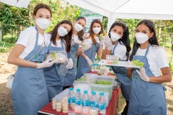 เก็บตัววันแรก! 30 สาวงาม MUT 2021 โชว์ฝีมือทำอาหารกลางสวนเอเดนมอบให้ รพ.ปากช่องนานา