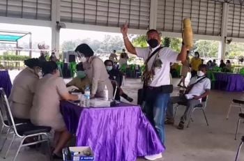 ฮือฮา!หนุ่มใหญ่เมืองอุทัยพกของขลัง \'ปลัดขิก\' เข้าสมัครชิงสมาชิก อบต.ประดู่ยืน