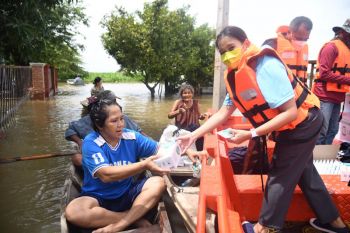 ‘เจ้าพระยา’เอ่อท่วม 2 อำเภอปทุมฯ อบจ.ลุยแจกถุงยังชีพ-แพโฟม