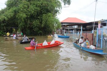 ‘สามโคก’ยังท่วม ชาวบ้านเดินลุยน้ำ-ใช้เรือสัญจร ‘สส.หนุ่ม’ลุยแจกถุงยังชีพ
