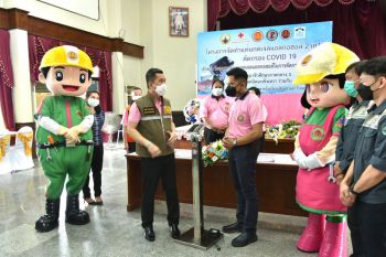 ‘ผู้ว่าฯแปดริ้ว’รับมอบแท่นกดเจลแอลกอฮอล์ ฝีมือนศ.วิทยาลัยเทคนิคฉะเชิงเทรา