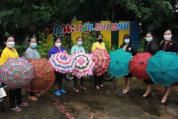 กลุ่มแม่บ้านกาฬสินธุ์ผลิต\'ร่มผ้าขาวม้า-ผ้าแพรวา\'งานแฮนด์เมด สร้างรายได้เดือนละแสน