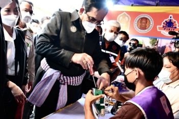 นายกฯตรวจเยี่ยมศูนย์ให้บริการผู้ประสบภัยน้ำท่วมจังหวัดอุบลราชธานี